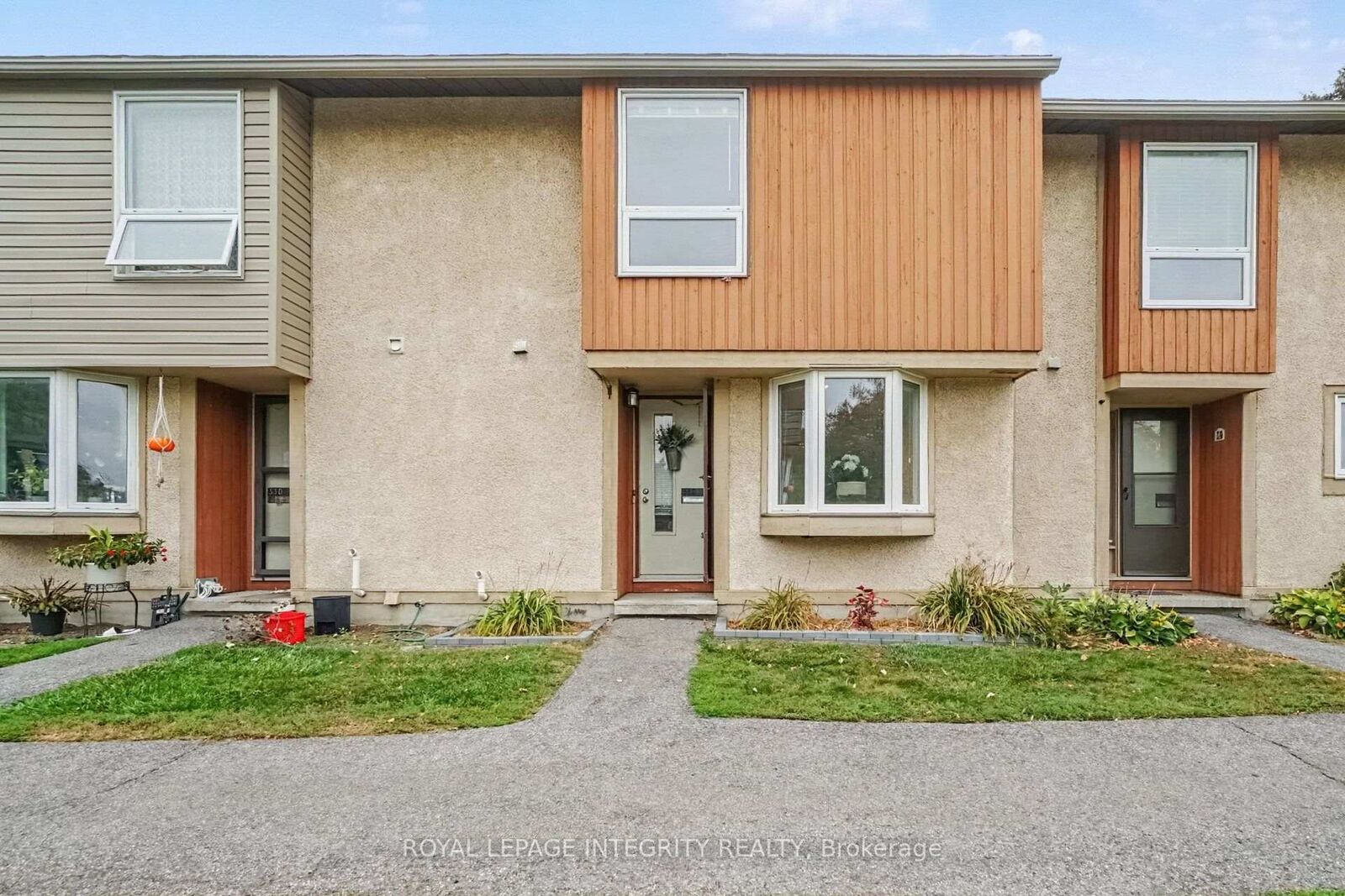 Property Photo: 33 Woodfield Drive C ON K2G 3Y6