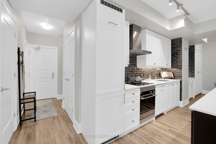 Property Photo:  9085 Jane Street 523  ON L4K 0L8 