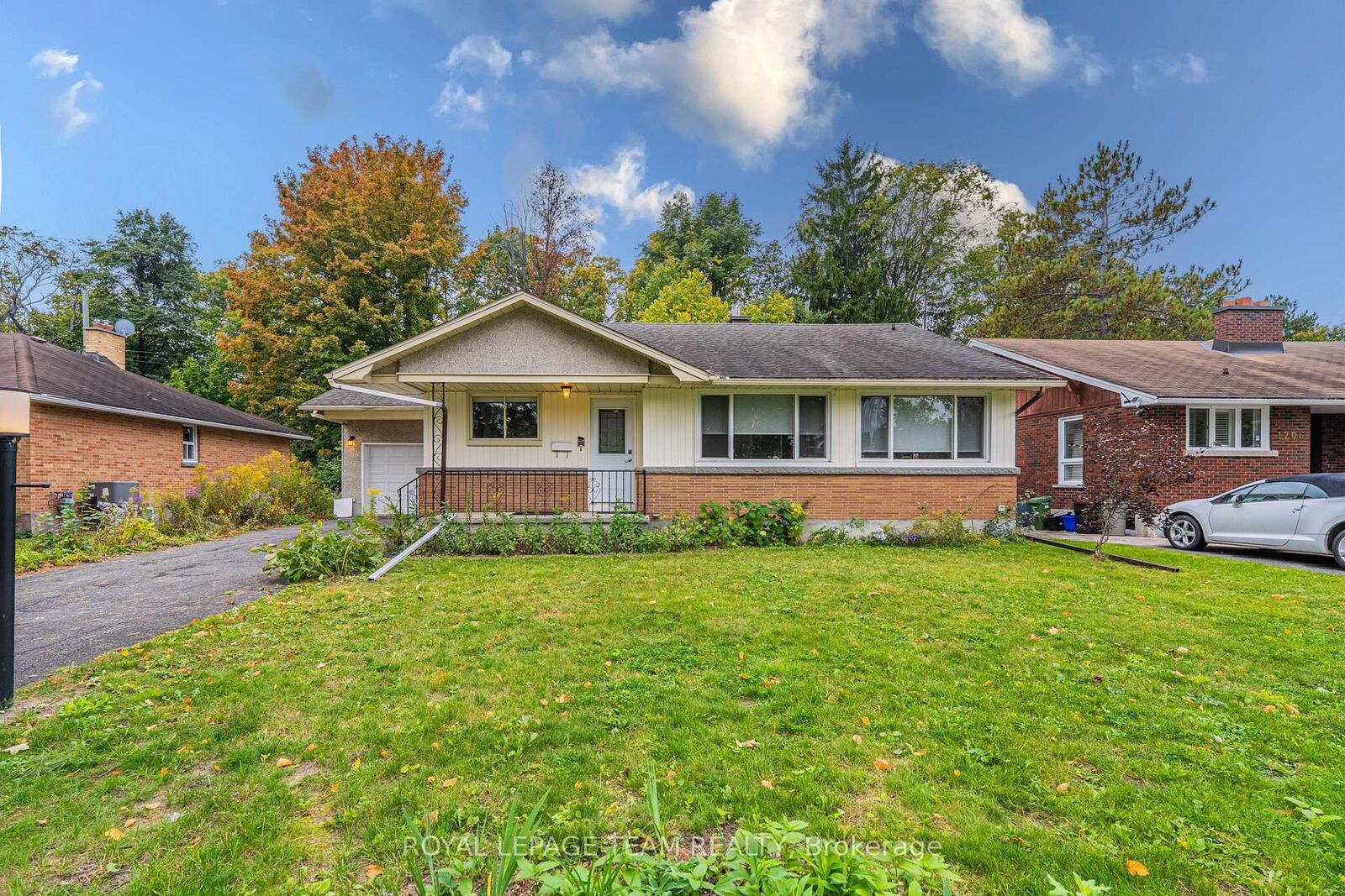 Property Photo:  1210 Adirondack Drive  ON K2C 2V3 