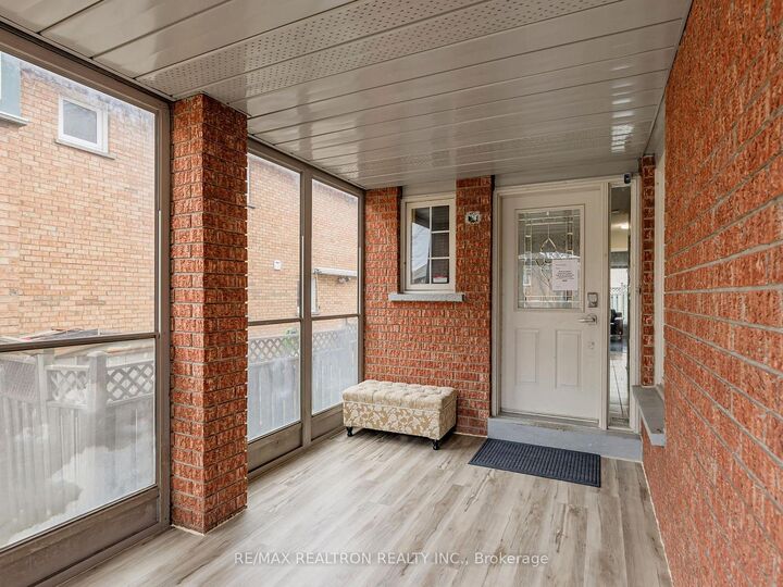 Property Photo:  8 Estoril Street Upper  ON L4C 0B9 