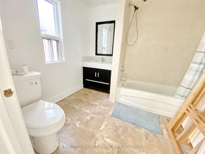 Property Photo:  271 Hallam Street 1 Bedroom  ON M6H 2T7 