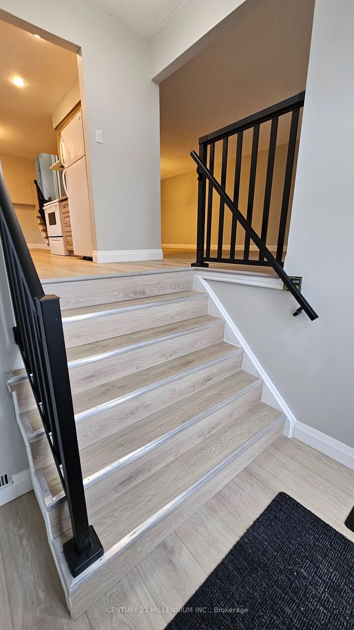 Property Photo:  67 Simmons Boulevard Upper  ON L6V 3V4 