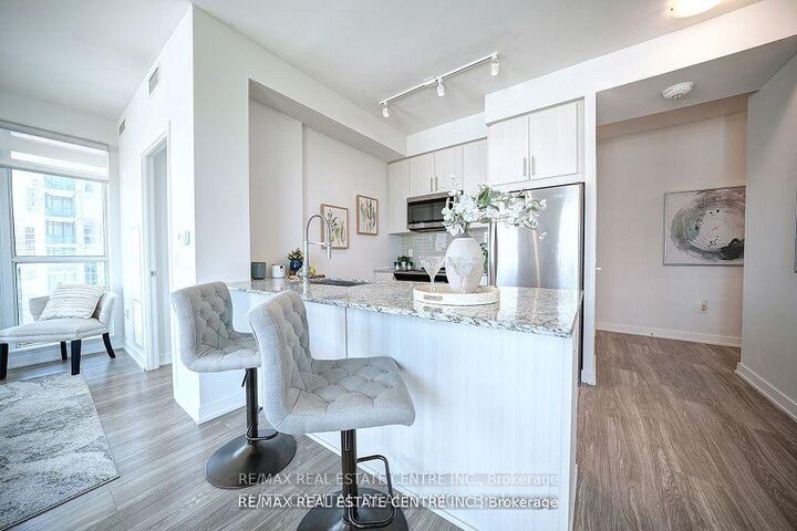 Property Photo:  4085 Parkside Village Drive 1104  ON L5B 0K9 