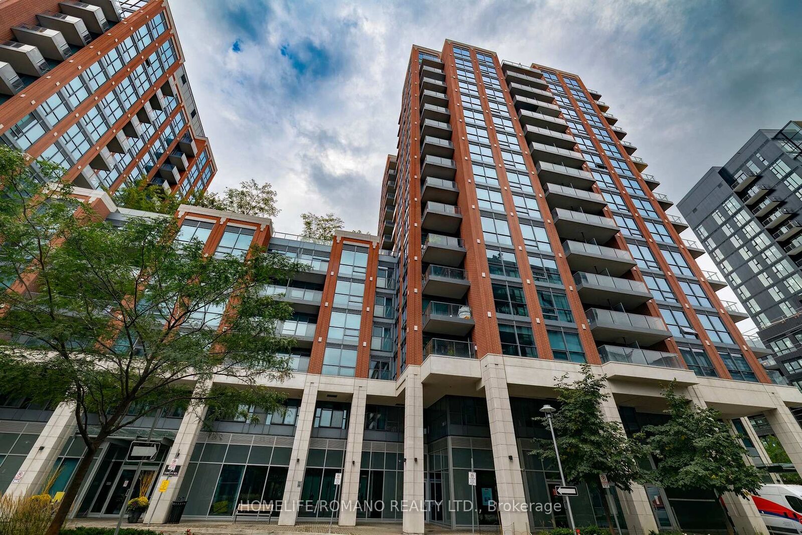Property Photo:  31 Tippett Road 1602  ON M3H 0C8 