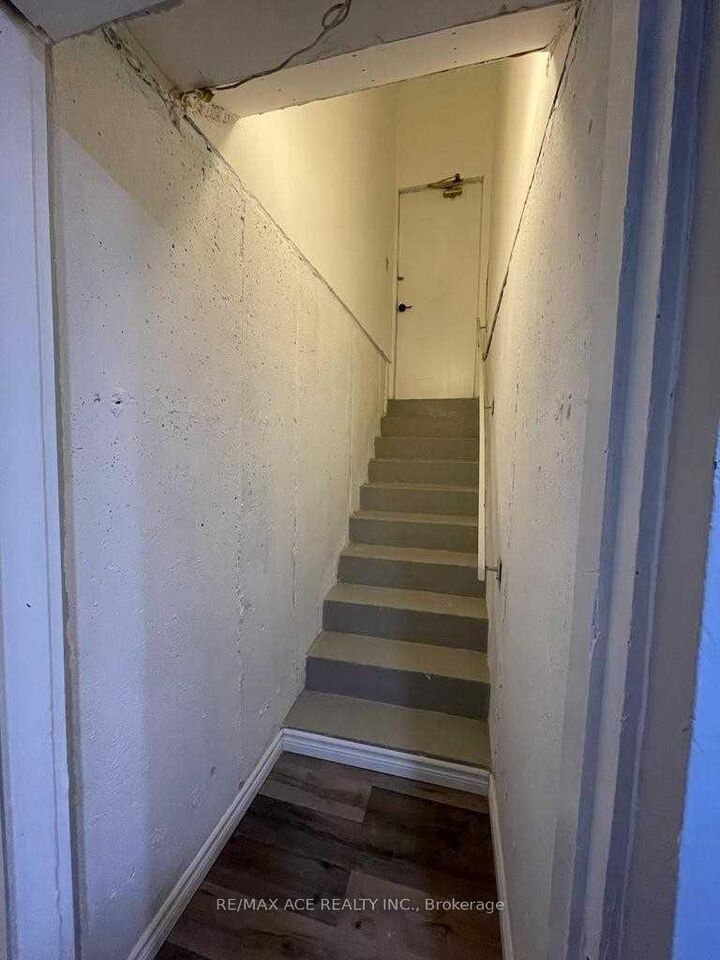 Property Photo:  304 Russet Way Bsmt  ON L4L 5C4 
