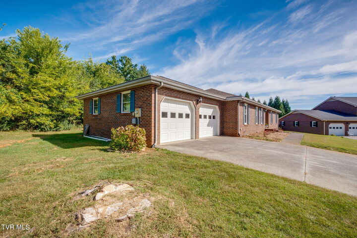 Property Photo: 4 Royal Court TN 37604