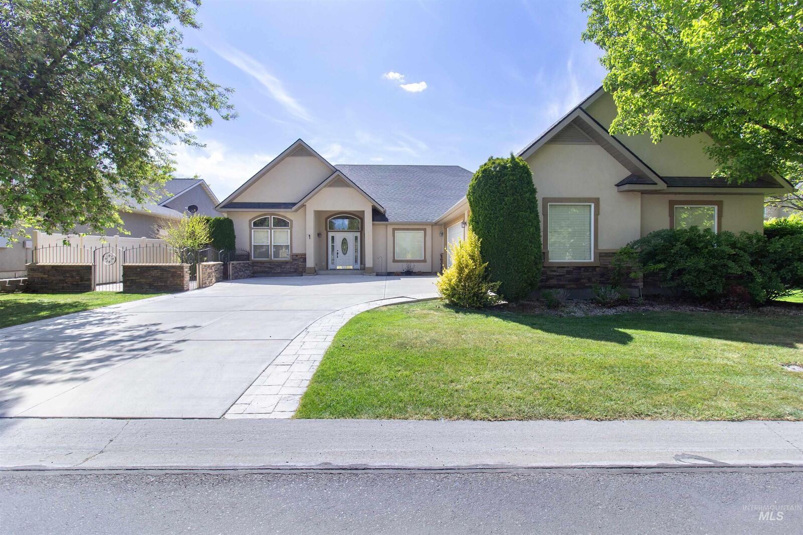 Property Photo:  1861 Canyon Park Ct  ID 83301 