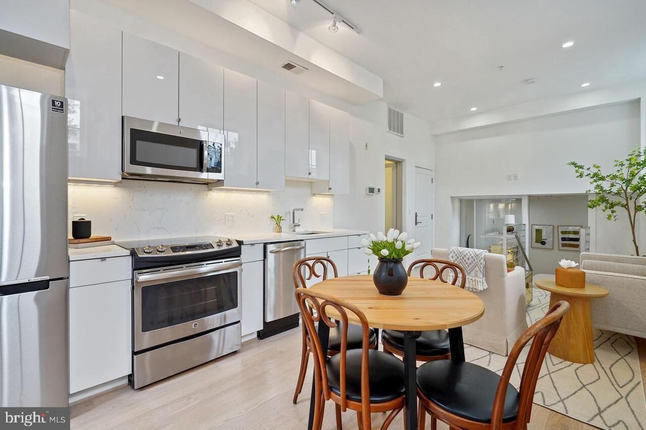 Property Photo:  1211 G Street SE 1  DC 20003 