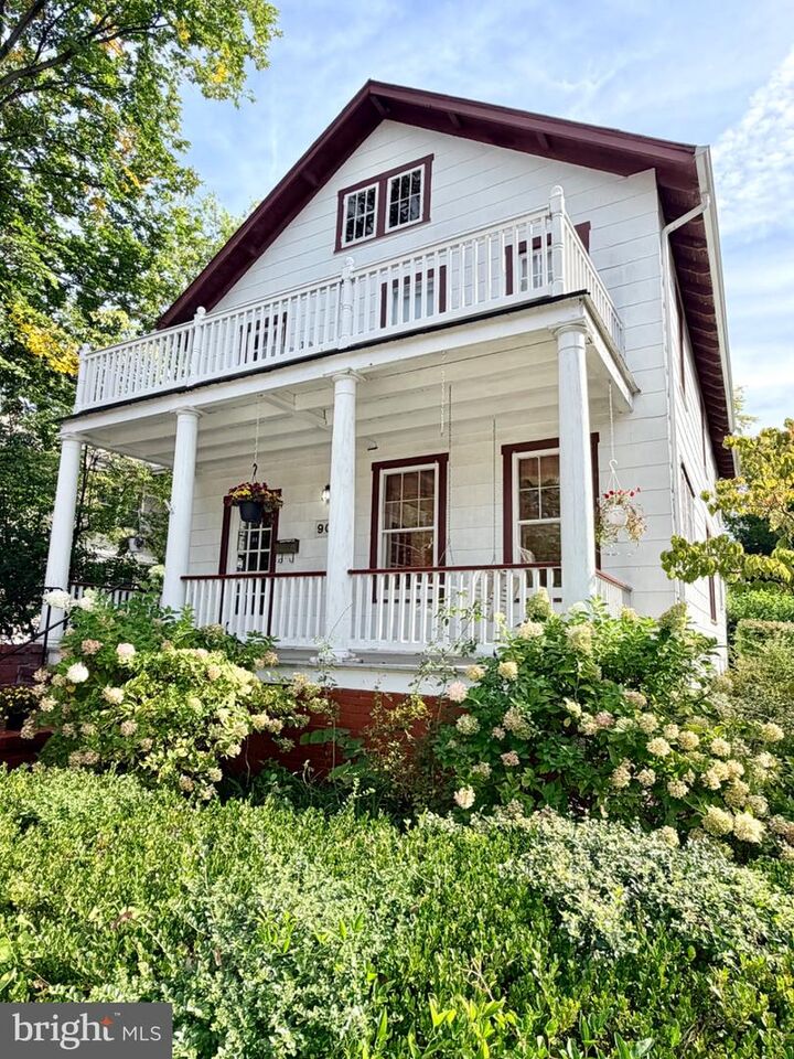 Property Photo:  909 N Ivy Street  VA 22201 