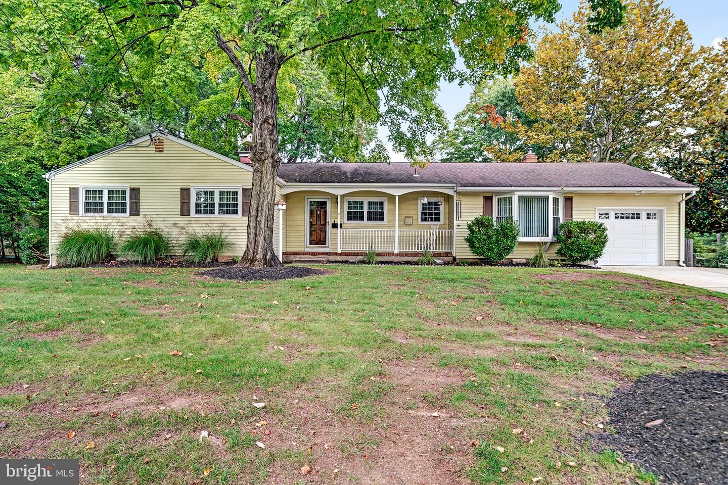 Property Photo:  5 Royal Oak Road  NJ 08648 