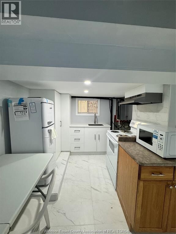 Property Photo:  1124 Janette Avenue Lower  ON N9A 5A5 