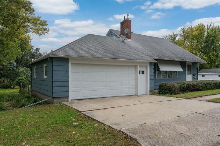 Property Photo:  205 N Thompson  MN 56023 