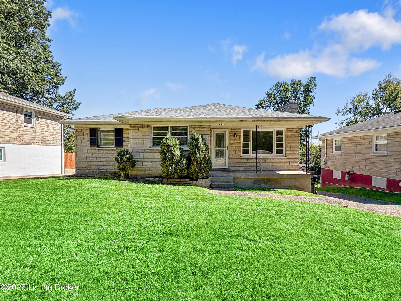 Property Photo:  7539 Manslick Rd  KY 40214 