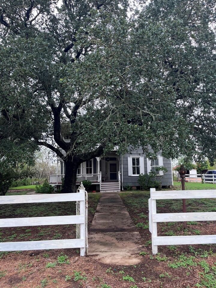 Property Photo: 115 NW 5th Street NW TX 78959