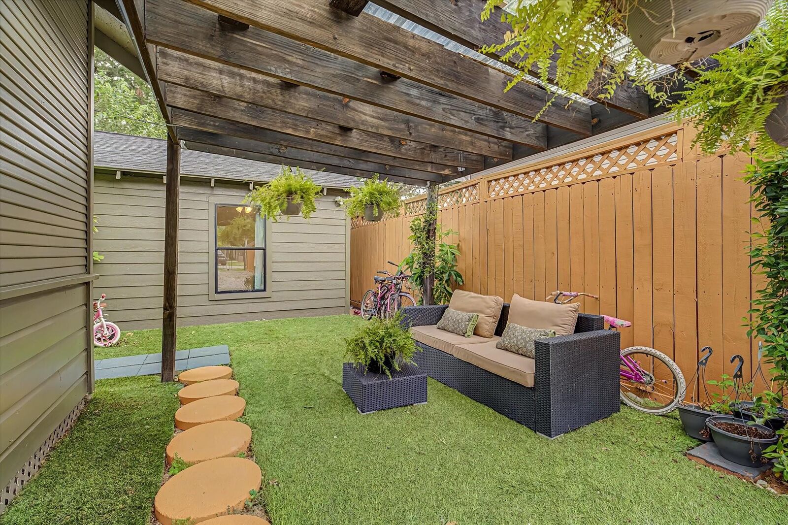 Property Photo:  606 Vincent Street B  TX 77009 