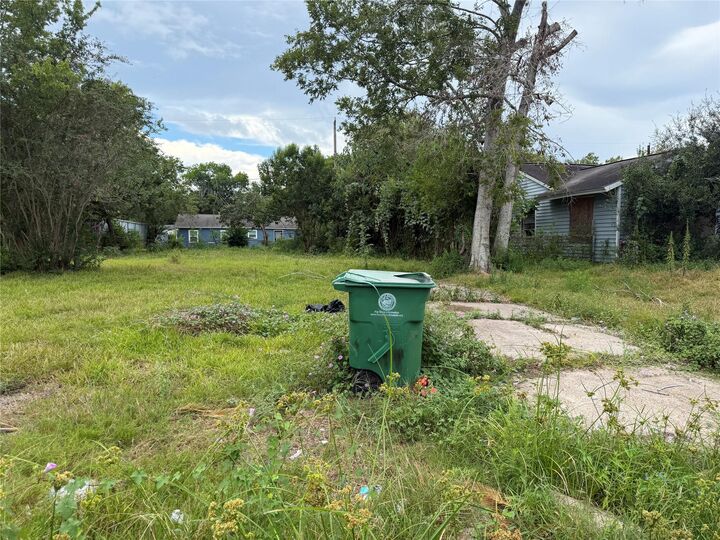 Property Photo:  5718 Groveton Street  TX 77033 