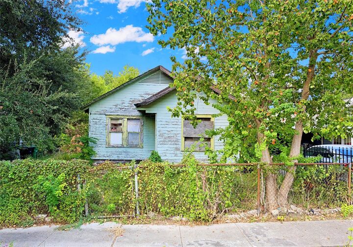Property Photo:  620 Hahlo Street  TX 77020 