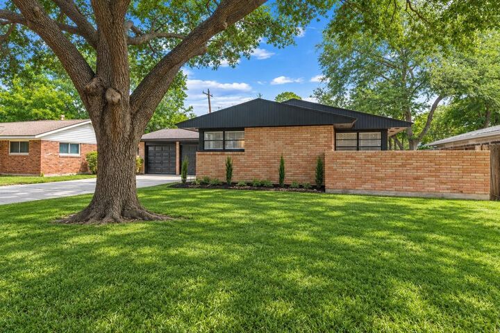 Property Photo:  2303 Willowby  TX 77008 