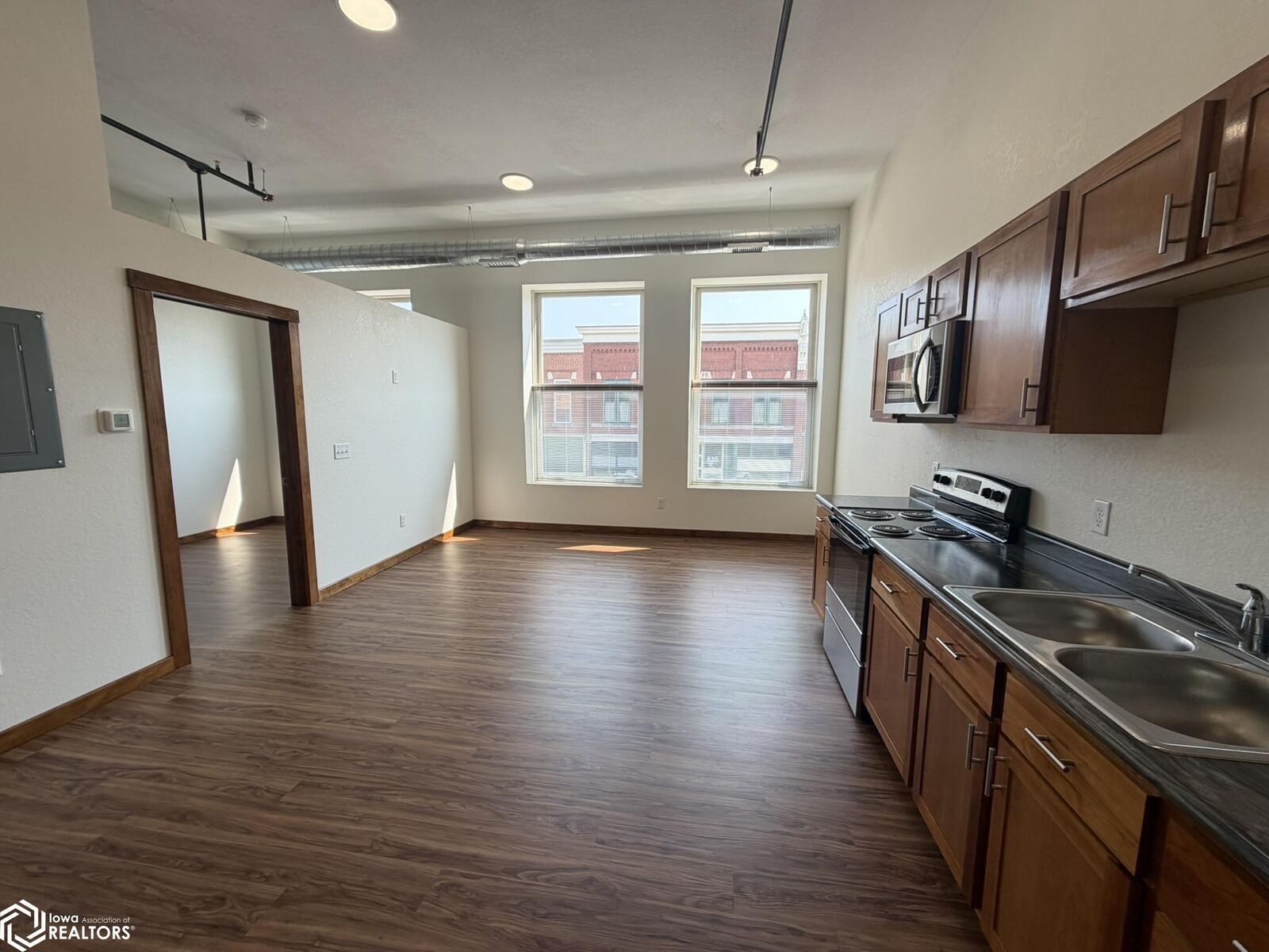 Property Photo:  815 4th Avenue  IA 50112 