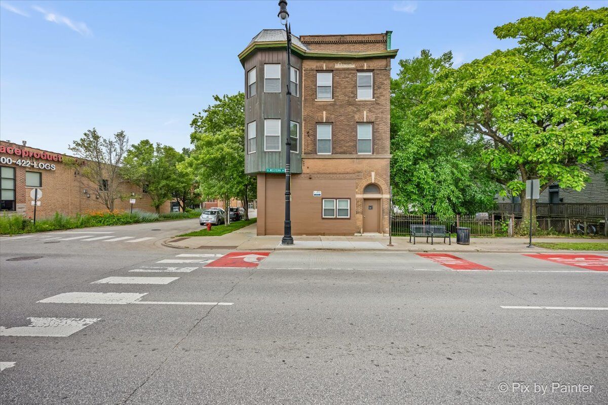 Property Photo:  3100 N Western Avenue 2R  IL 60618 