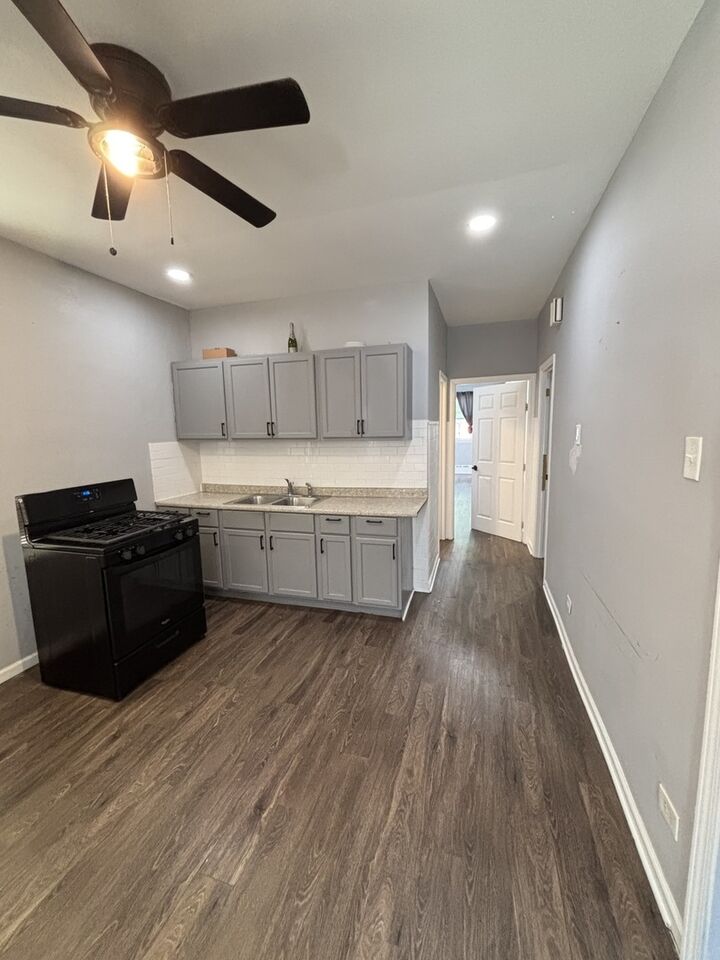 Property Photo:  3053 N Elbridge Avenue 1-F  IL 60618 