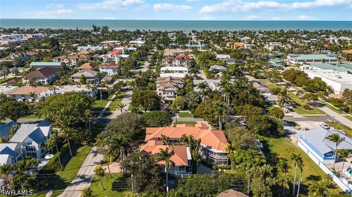 Property Photo: 611 10th Avenue S B2 FL 34102