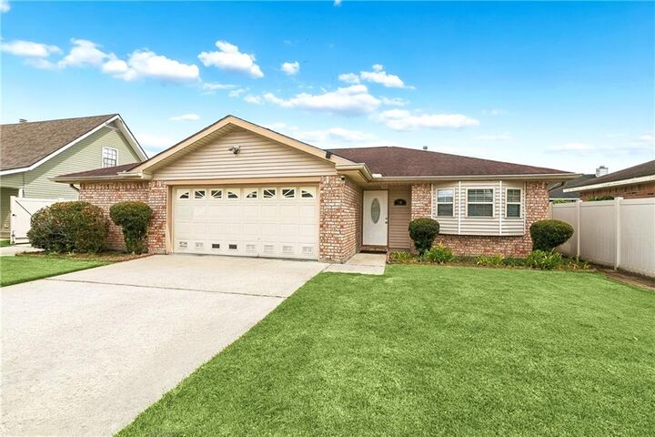 Property Photo:  2061 Saulet Place  LA 70058 