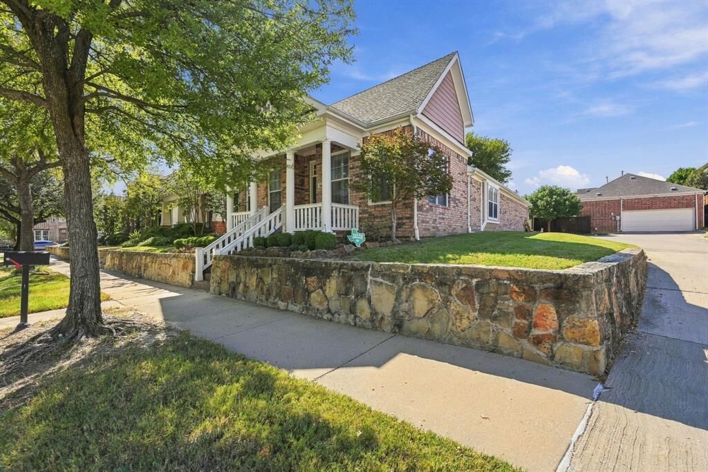 Property Photo: 6033 Roaring Springs Drive TX 76180