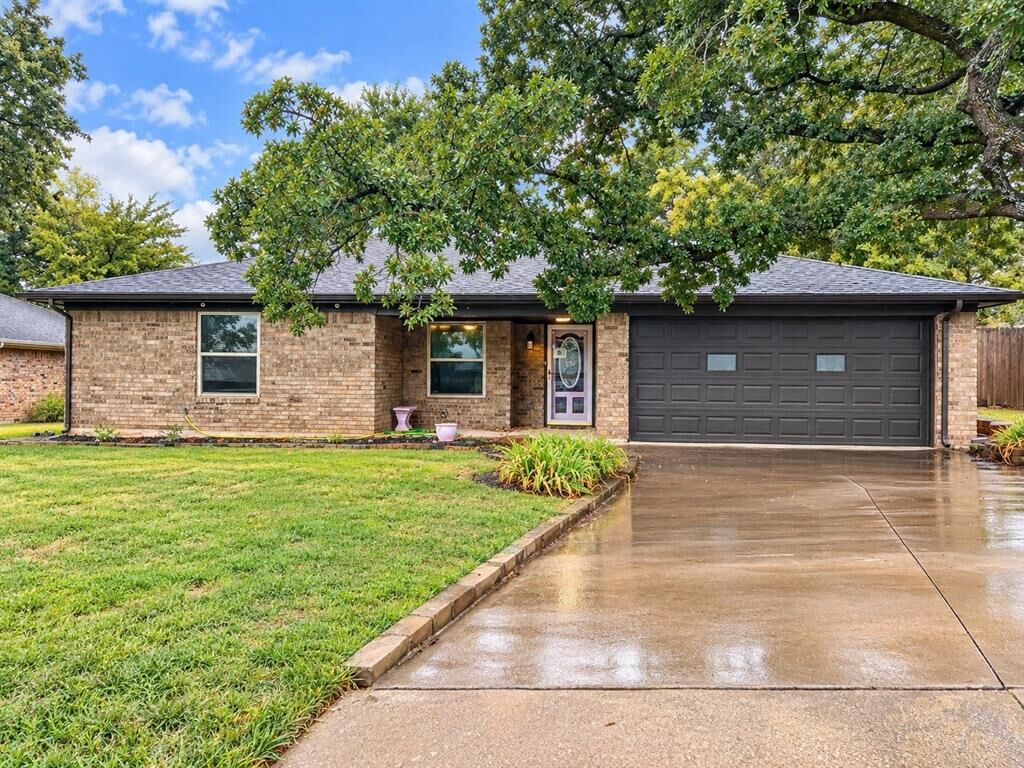 Property Photo: 612 State Street TX 76086
