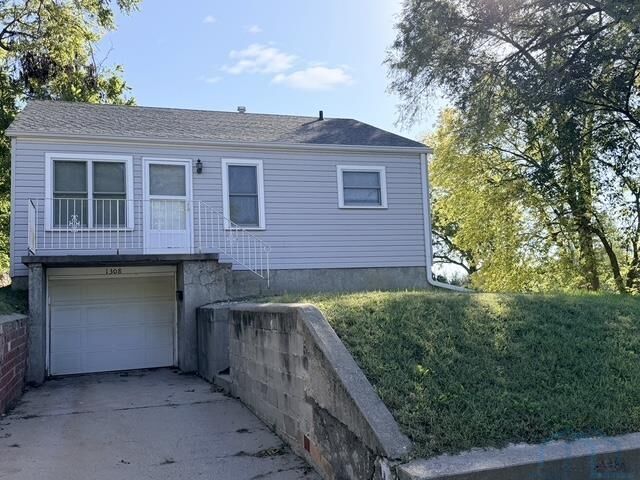Property Photo: 1308 S Linn St IA 51106