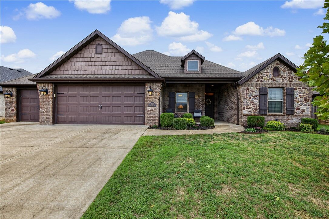 Property Photo:  1120 E Huntleigh Drive  AR 72713 