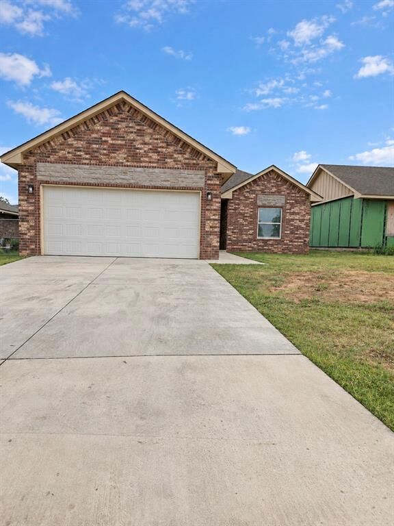 Property Photo: 8502 NE 34th Place OK 73084