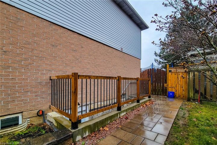 Property Photo:  102 Bonaparte Way 2 Lower  ON L9B 2C9 