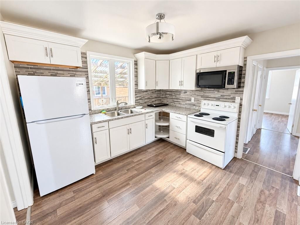 Property Photo:  374 East 15th Street  ON L9A 4G7 
