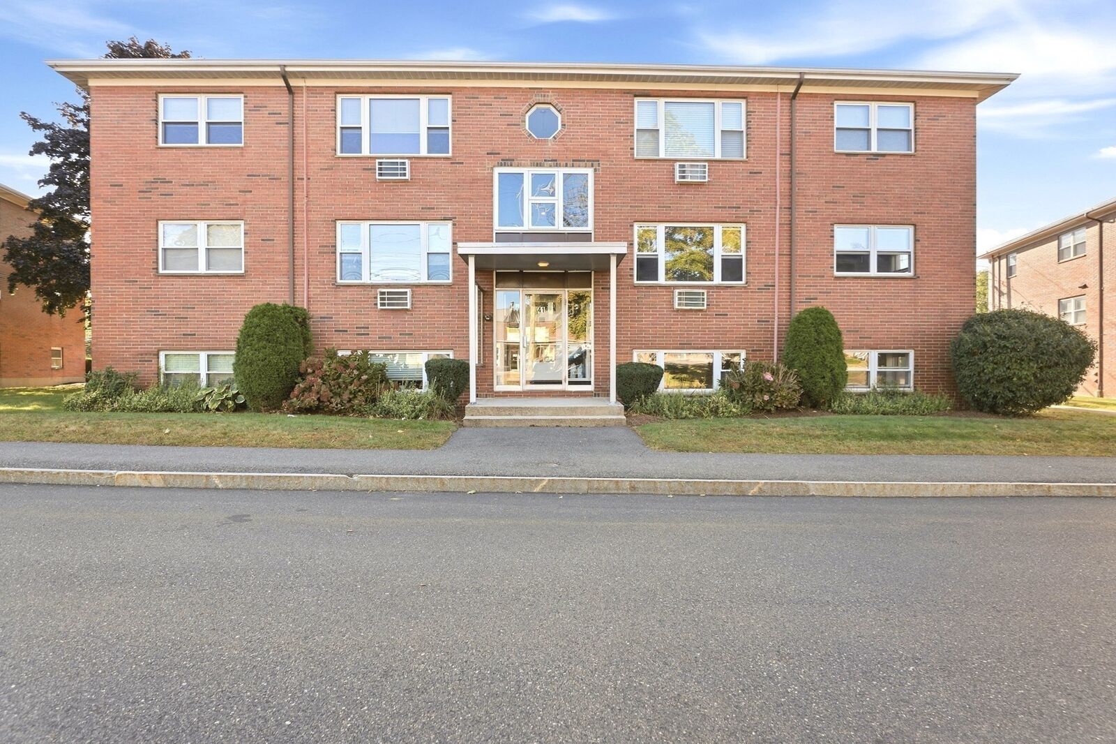 Property Photo:  41 Warren Street B-2  MA 02453 