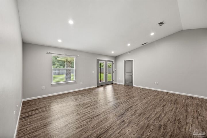 Property Photo: 5622 Riviera Dr FL 32583