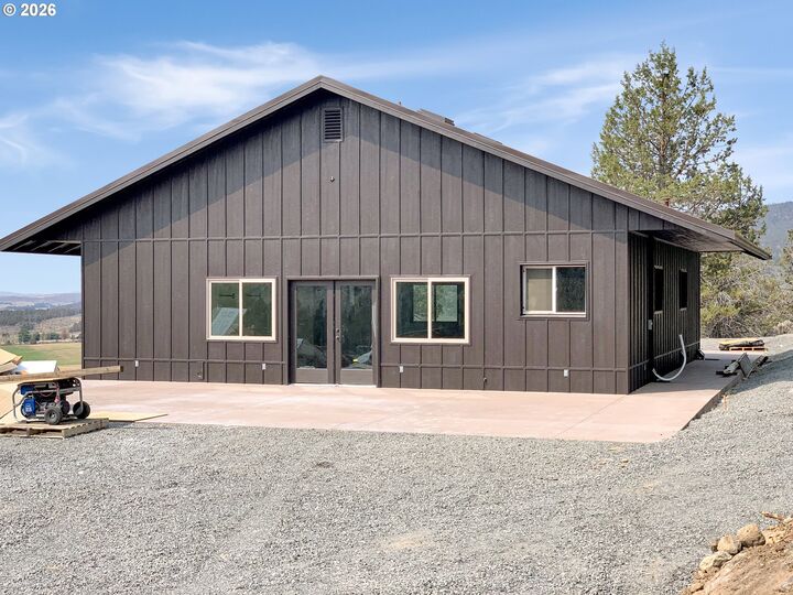 Property Photo:  17232 Dodds Hollow Rd  OR 97633 