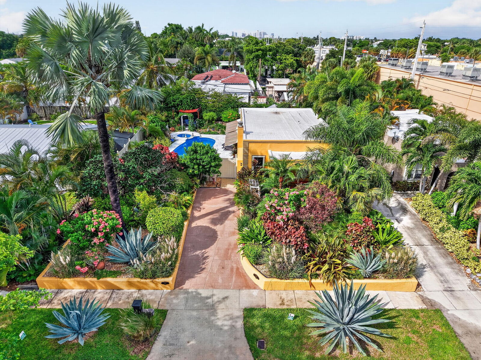 Property Photo: 415 Colonial Road FL 33405