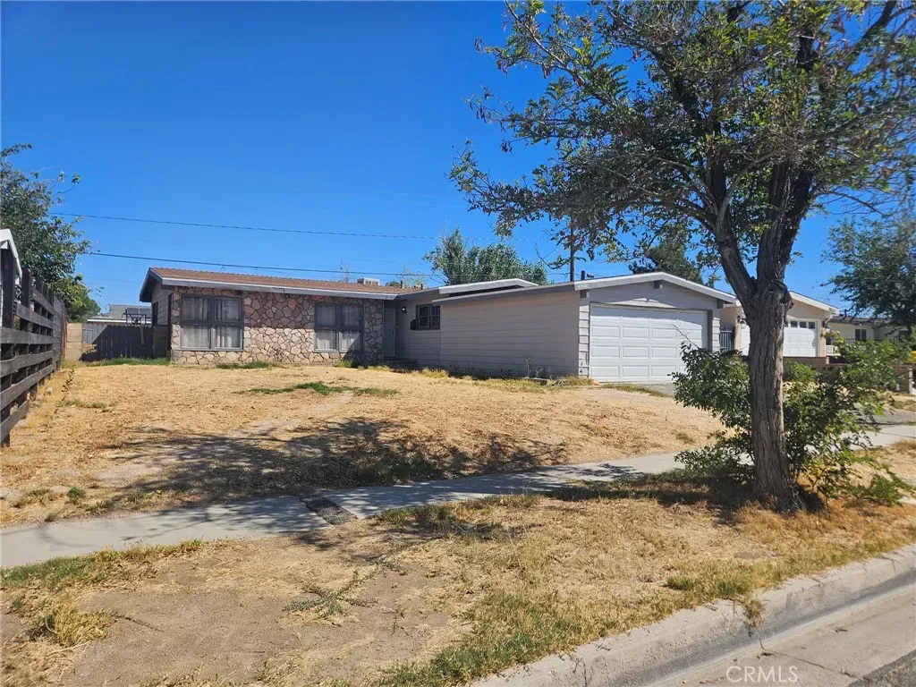 Property Photo:  45538 Fig Ave  CA 93534 
