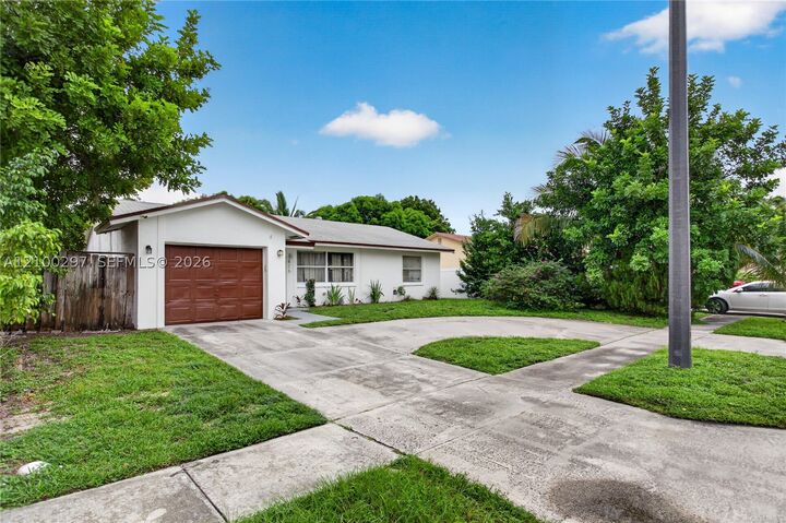 Property Photo: 425 NW 18th Ct FL 33060