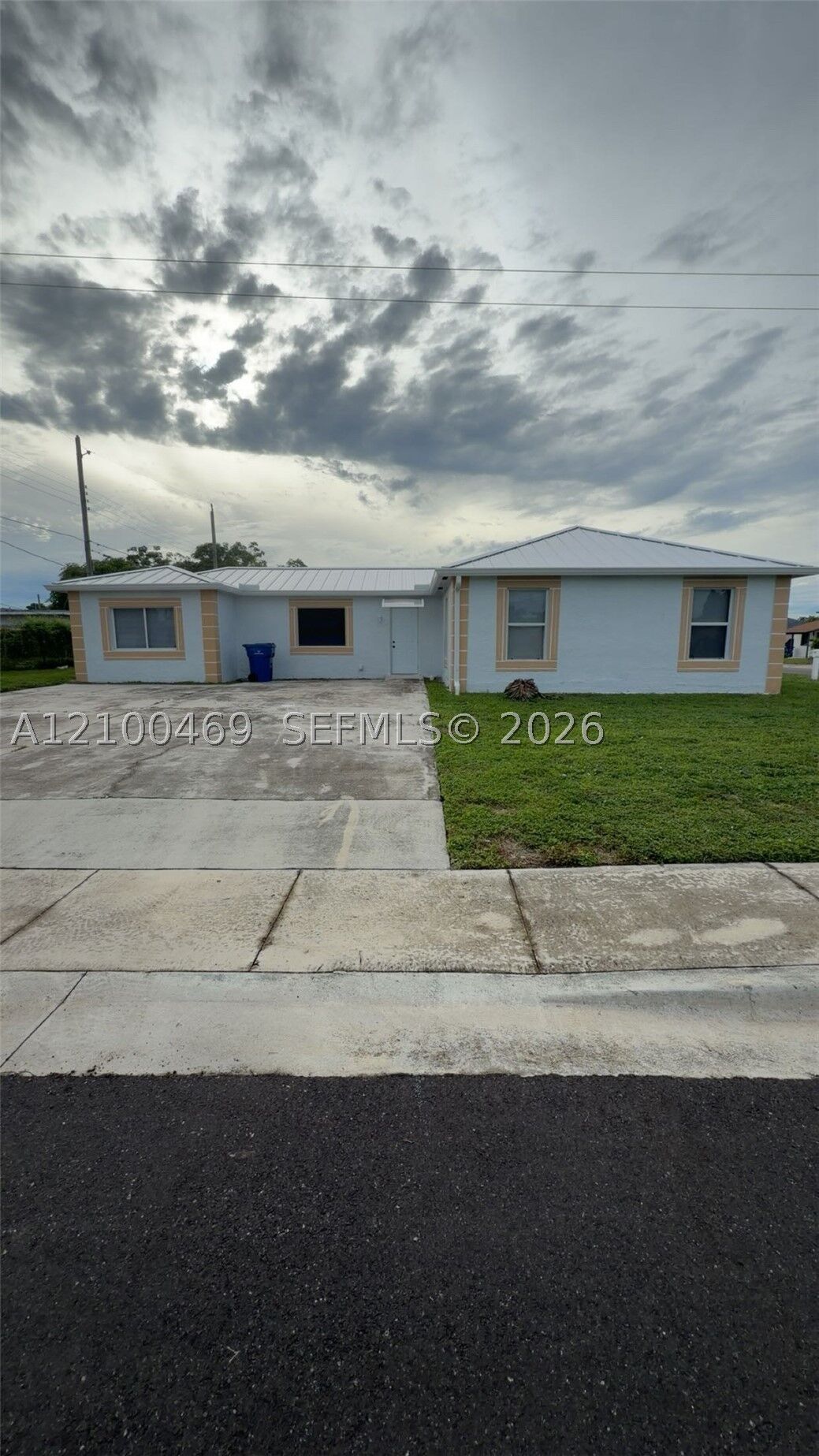 Property Photo:  801 W 4th St  FL 33401 