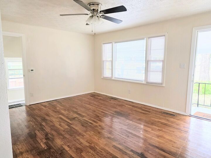 Property Photo: 1422 E Blaine Street MO 65803