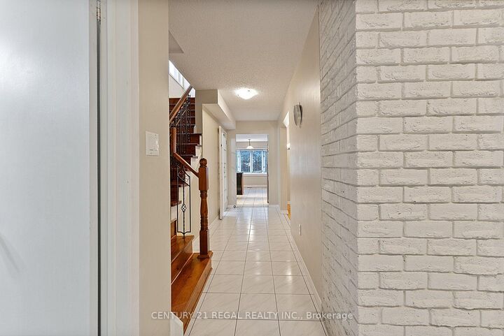 Property Photo:  28 Ecclesfield Drive  ON M1W 3J6 