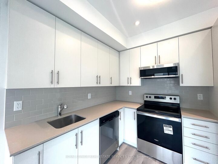 Property Photo:  3405 Ridgeway Drive 18  ON L5L 0B9 