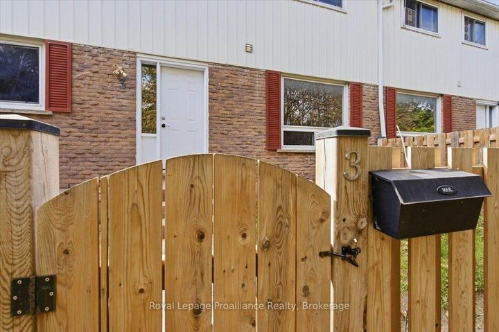 Property Photo:  11 Tracey Park Drive 3  ON K8P 4R4 