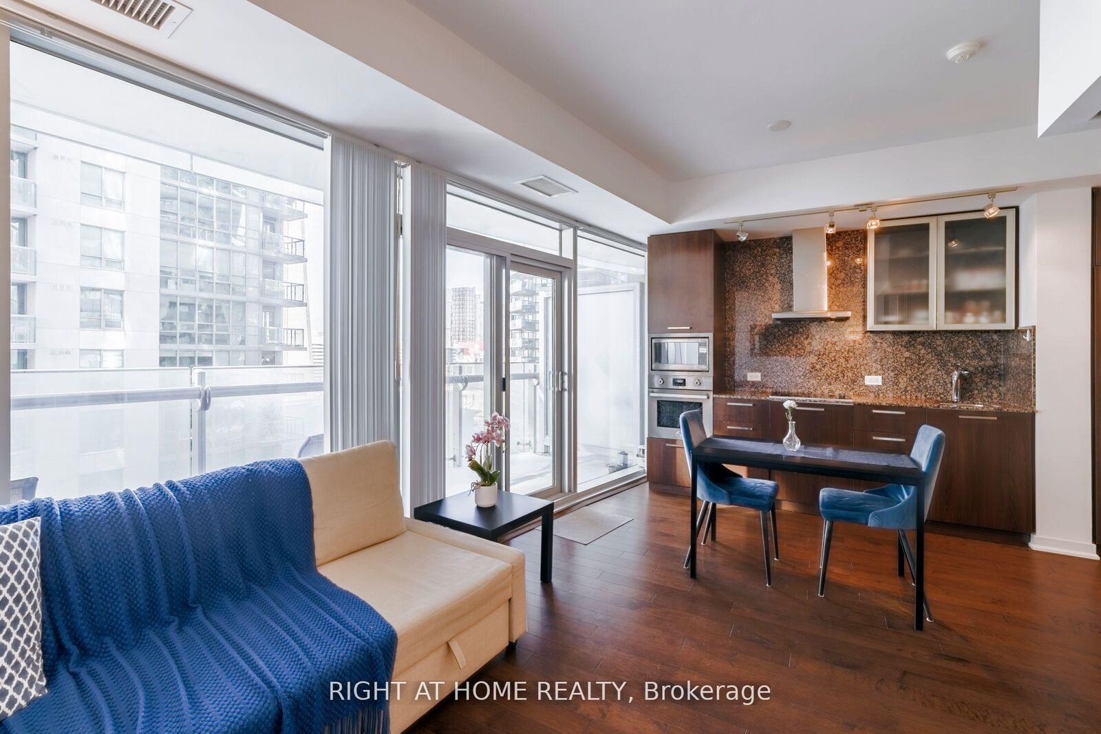 Property Photo:  12 York Street 1906  ON M5J 0A9 