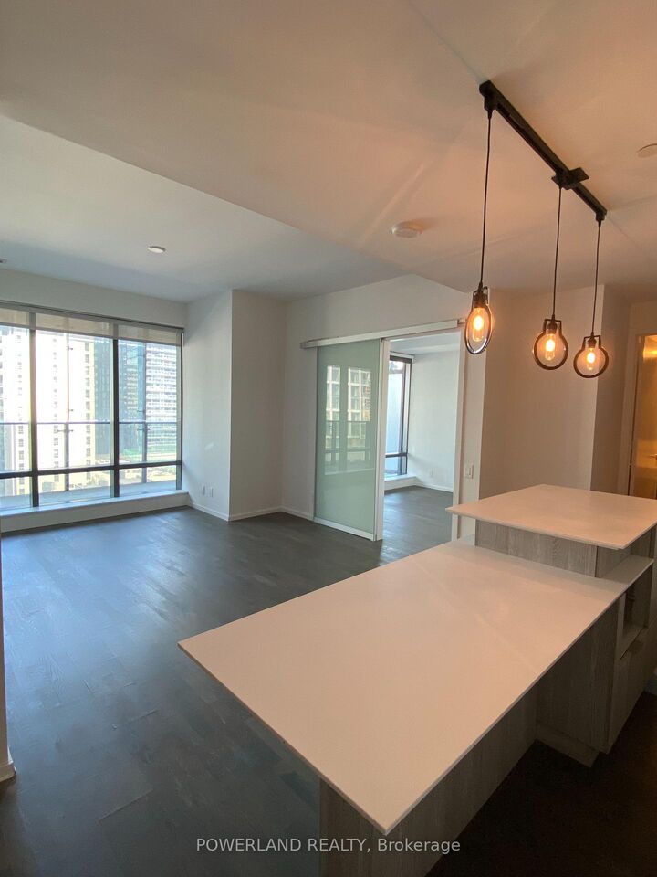 Property Photo:  5 St Joseph Street 811  ON M4Y 0B6 