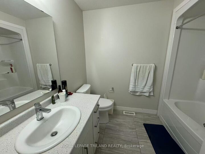 Property Photo: 947 Georgetown Drive 947 ON N6H 0J7