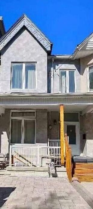 Property Photo:  16 Ross St Street Master Bedroom 2nd Floor  ON M5T 1Z9 