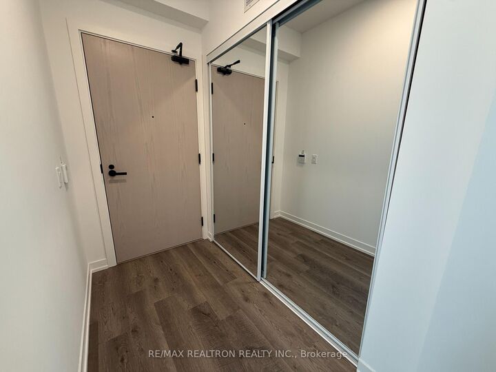 Property Photo:  8 Interchange Way 5212  ON L4K 5Z7 